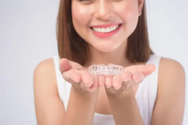 Cómo comer con los ataches de invisalign P P Clinic