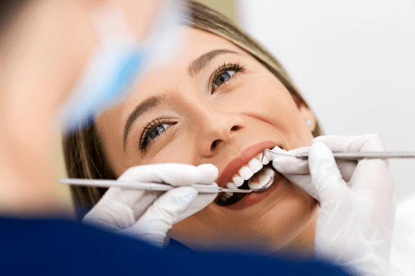 ¿Qué es el raspado dental y cuándo debe hacerse?