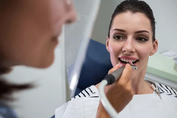 Limpieza dental usando ortodoncia