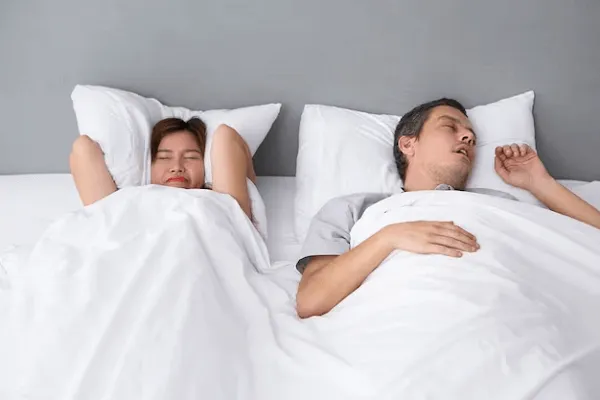 Descubre cómo suavizar los ronquidos y dormir mejor por las noches