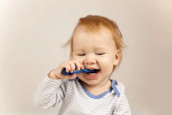 Dolor en las encías por los primeros dientes