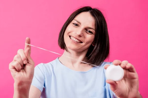 Seda o hilo dental: ¿cómo usarlo correctamente?