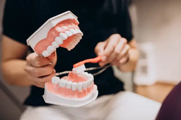 https://dentalpyp.clinic/wp-content/uploads/2024/01/Como-limpiar-las-protesis-dentales-correctamente.webp