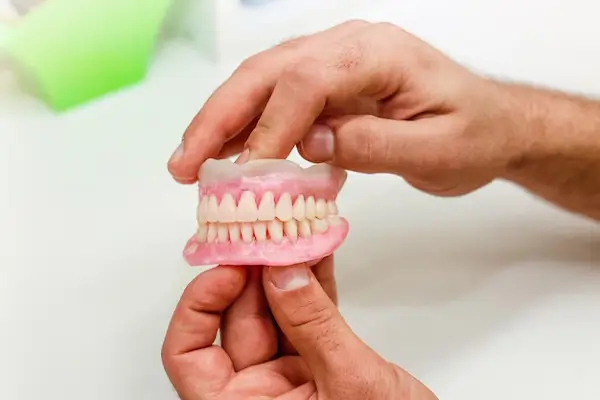 Prótesis dental removible sin ganchos