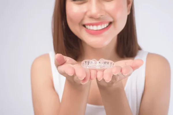 Todo lo que debes saber sobre los attachments de Invisalign