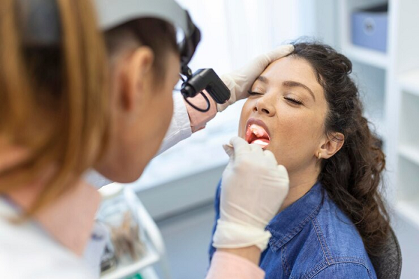 Acudir al dentista por manchas blancas en la boca