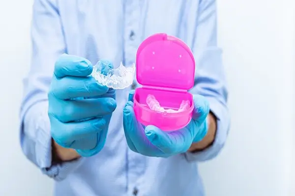 Buena salud bucal con retenedores