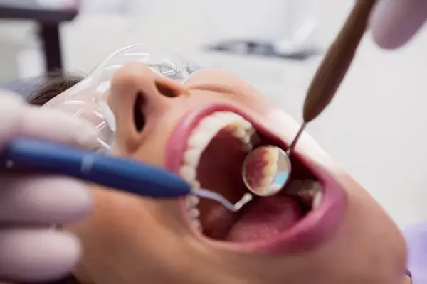 Consulta con un dentista la colocación de zirconio