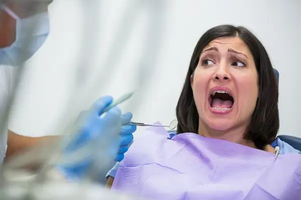 Duele el proceso de poner un implante dental