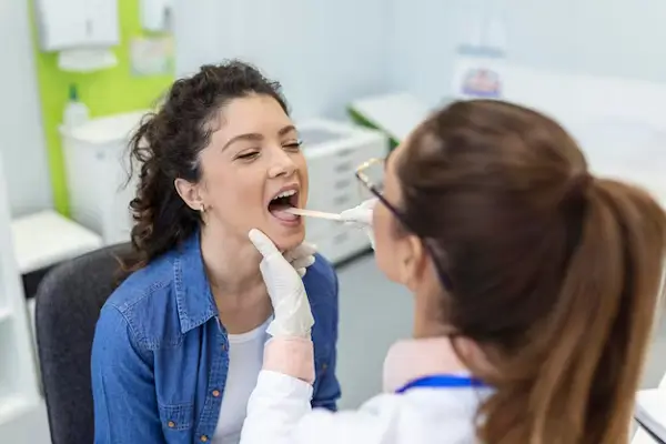 Enjuague bucal para eliminar los puntos rojos en las encías