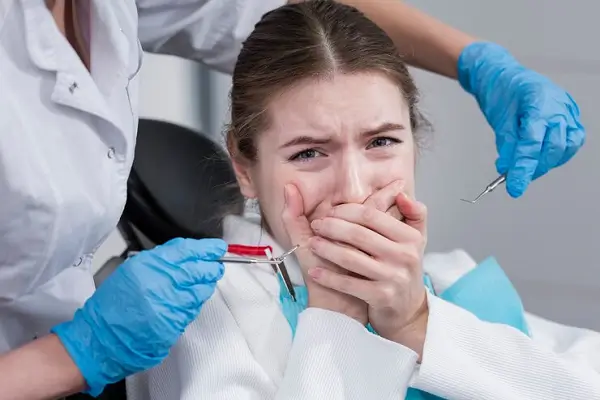 Estética dental con dientes puntiagudos