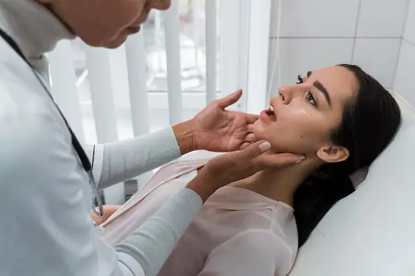 Síntomas y tratamientos para la inflamación del suelo de la boca