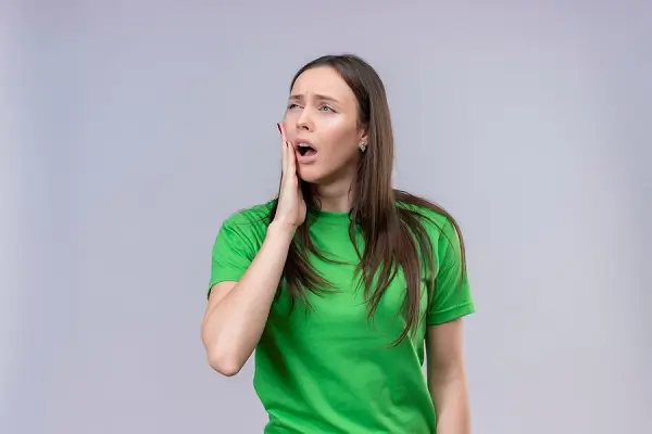 Por qué la lengua empuja los dientes superiores
