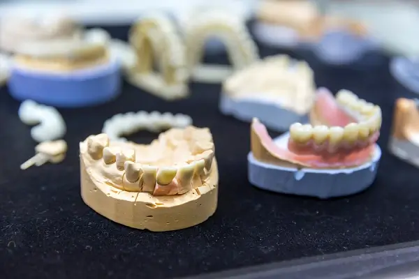 Cómo se hacen los dientes postizos
