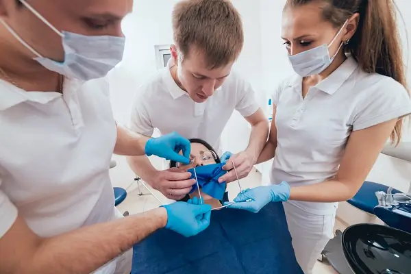 Consulta con un dentista de confianza