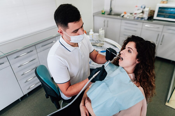 El limpiador de dientes ultrasónico: ¿Qué es y cómo se utiliza?