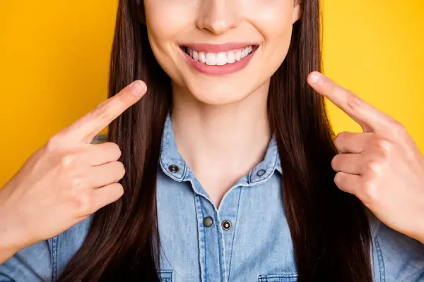 Guía para eliminar el amarillo de los empastes dentales