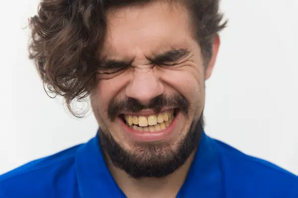 Entendiendo los Dientes Deformados: Causas, Tratamientos y Prevención