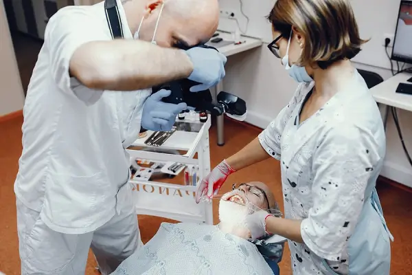 Tecnología detrás de los implantes dentales en un día