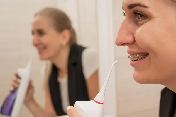 Todo sobre el irrigador dental para encías retraídas Mejora tu salud bucodental