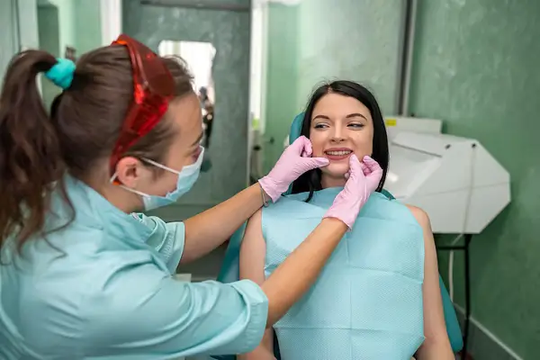 Tratamiento para mejorar los espacio entre los dientes