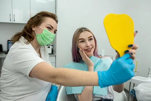 limpieza dental con odontólogo