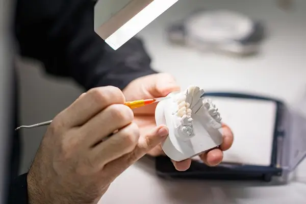 Cómo Prolongar la Vida Útil de las Prótesis Dentales Baratas