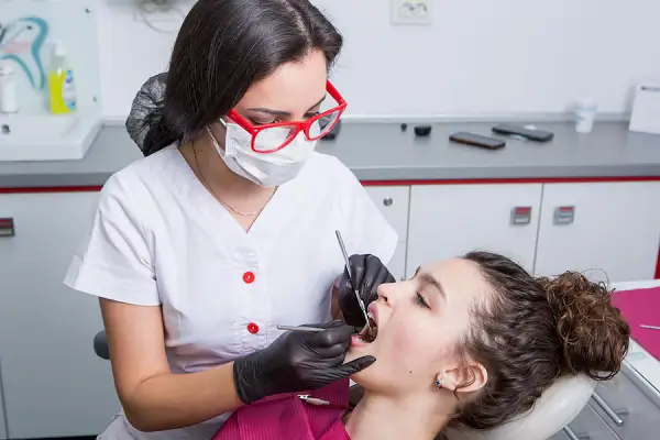 Comprender la extracción de dientes con periodontitis