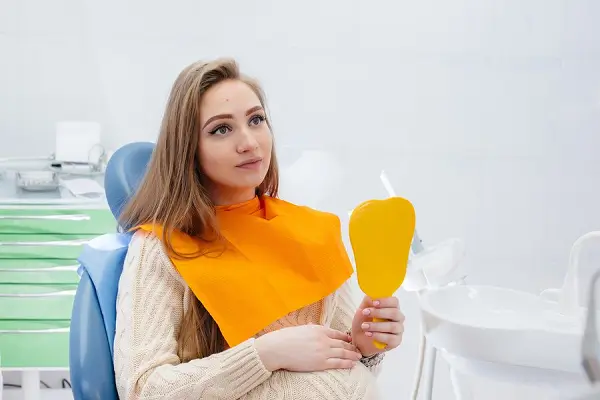 Conexión entre la diente y el empaste amarillo