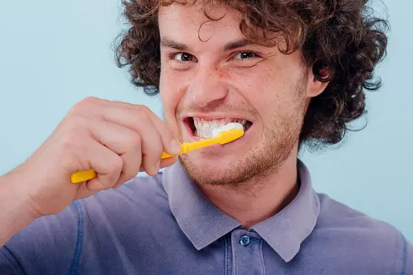 Guía para eliminar el amarillo de los empastes dentales