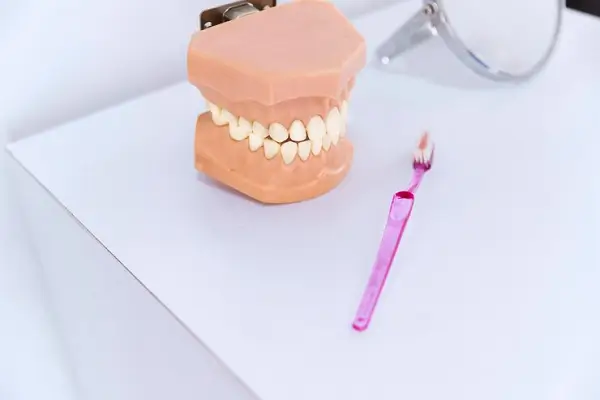 Irritación de las encías por dentadura postiza