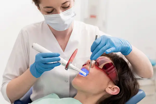 Por qué la droga puede causar dientes negros
